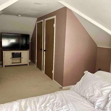 Elevated Entertainment Sleep Suite Cleveland Bagian luar foto