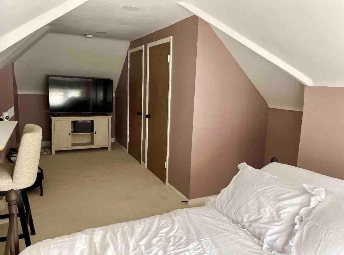 Elevated Entertainment Sleep Suite Cleveland Bagian luar foto