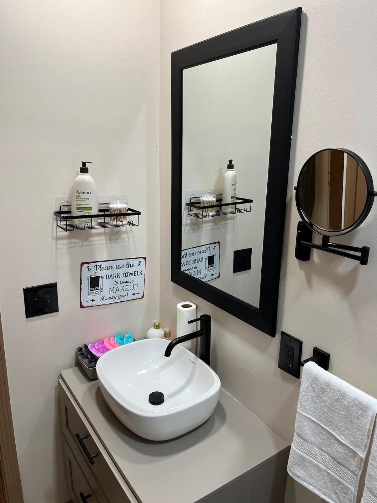Elevated Entertainment Sleep Suite Cleveland Bagian luar foto